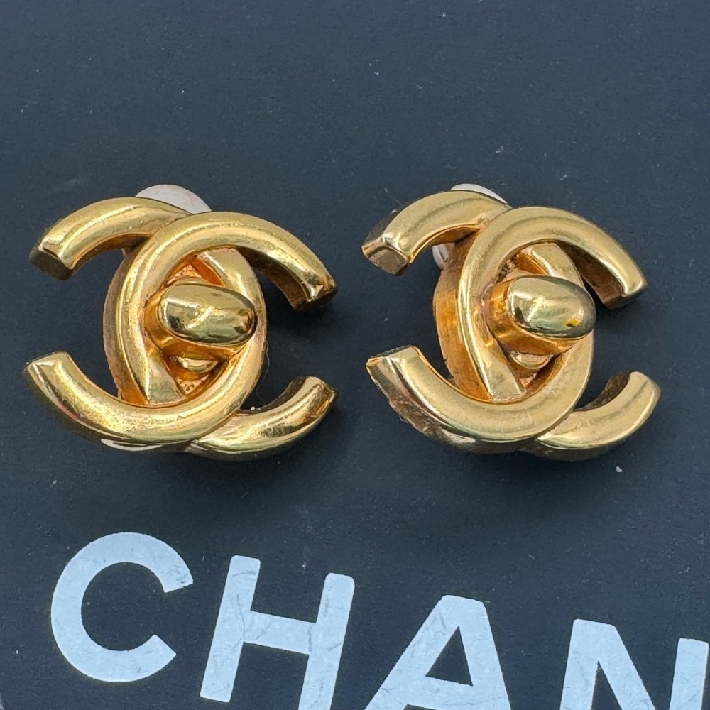 Chanel 96P Vintage CC Turnlock‎ Clip On Earrings Gold Tone Made in France